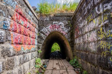 Moskova Demiryolu 'nun Kiyevsky banliyösü' ndeki demiryolu setinin altındaki eski bir menfez manzarası
