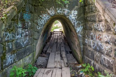Moskova Demiryolu 'nun Kiyevsky banliyösü' ndeki demiryolu setinin altındaki eski bir menfez manzarası