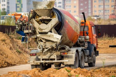 Rusya - Ekim 2019: İnşaat alanında çimento kamyonu