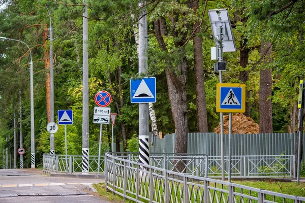 Okulun yanında bir sürü çit ve yol tabelaları olan şehir yolu. Rusya