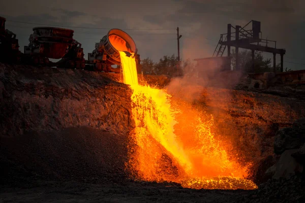 高炉から冶金スラグの放電 熱いスラグの美しい流れ — ストック写真