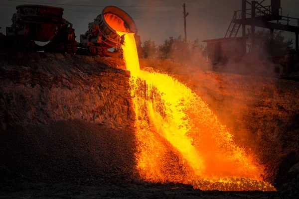 高炉冶金渣的排放 美丽的热矿渣流 — 图库照片