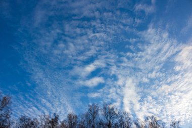 Mavi gökyüzünde Altostratus bulutları