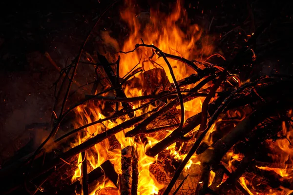 Egy Halom Ágat Elnyelt Tűz Lángja Egy Fényes Tüzet Fekete — Stock Fotó