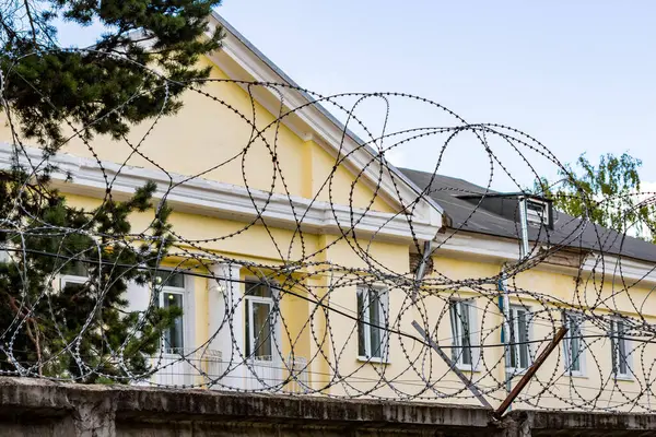 Prikkeldraad Een Hek Rond Een Beschermd Gebied — Stockfoto