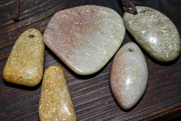 Productos Piedra Aventurina Natural Diferentes Tonos Cuarcita Con Mica Colgantes — Foto de Stock