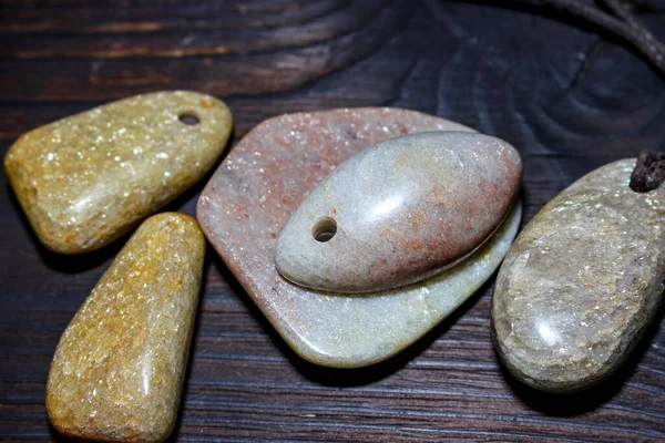 石製品 異なる色合いの天然のアベンチュリン ミカと珪岩 ペンダントとカボション — ストック写真