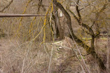 Kırsal kesimdeki eski yaya köprüsü, tahtasız metal kablolar.
