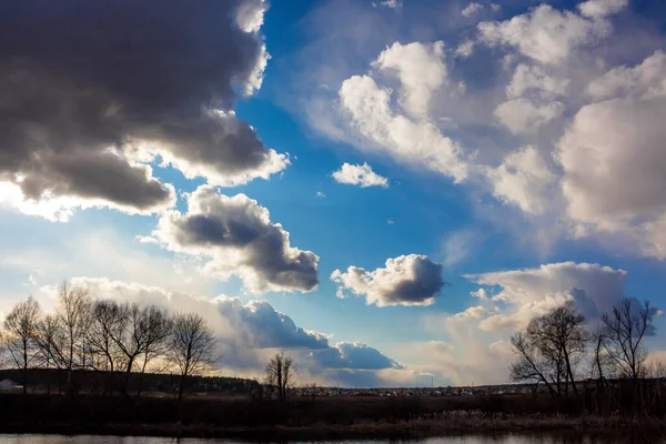 Πυκνά Όμορφα Σύννεφα Επιπλέουν Στον Γαλάζιο Ουρανό — Φωτογραφία Αρχείου