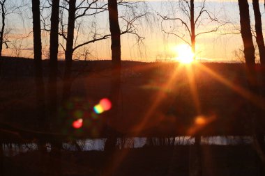 Günbatımında akşam güneşinin manzarası ve güzel optik gölgeler