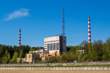 Endüstriyel binaların manzarası. Obninsk Nükleer Santrali 'nin binaları, saha manzaralı. Obninsk, Rusya - Mayıs 2020