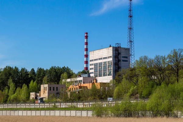 Endüstriyel binaların manzarası. Obninsk Nükleer Santrali 'nin binaları, saha manzaralı. Obninsk, Rusya - Mayıs 2020