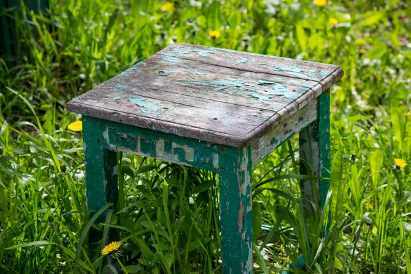 Oude Houten Kruk Het Gras — Stockfoto