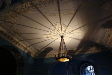 Tavanda gölgeler Eski bir malikanede sıva