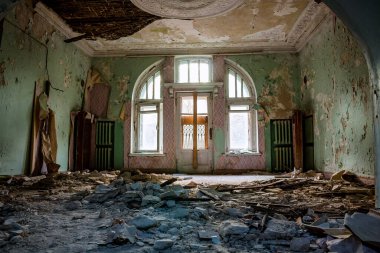 Terk edilmiş eski bir malikanenin tavanından düşen sıva.