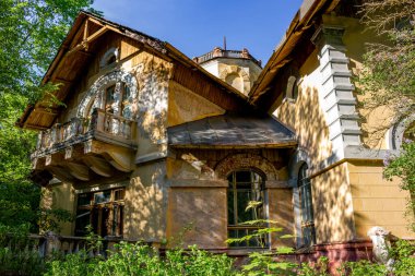 Obninsk, Kaluzhskiy bölgesi, Rusya: Turliki malikanesinin tarihi binasının cephesi, 1899 yılında inşa edildi. Obninsk, Rusya - 2015 yazı