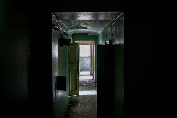 Corredor Escuro Sombrio Uma Antiga Casa Abandonada Portas Abertas — Fotografia de Stock