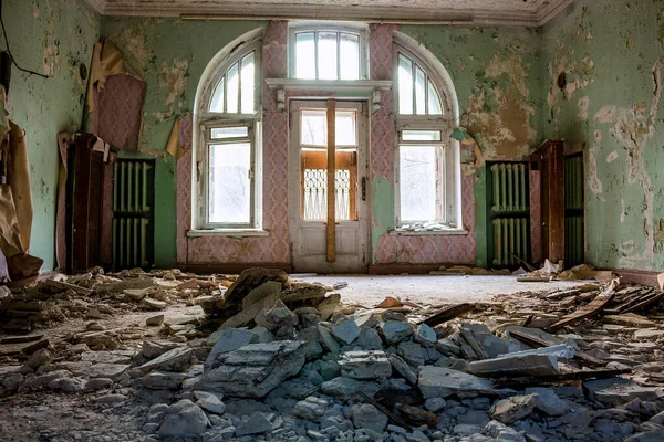 古い放棄された荘園の部屋の天井から崩壊したStucco — ストック写真