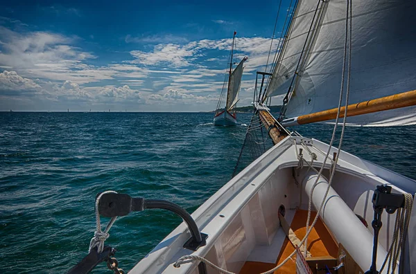 Zwei Segelboote im Rennen — Stockfoto