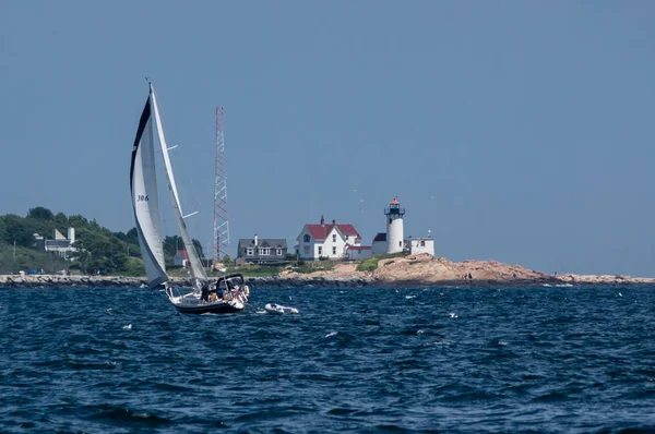 Velero y faro en la costa de Nueva Inglaterra — Foto de Stock