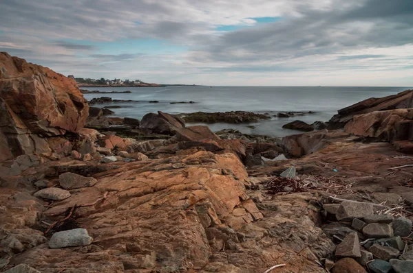 Lange blootstelling van de rotskust van New England — Stockfoto