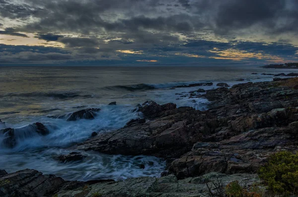 Stürmischer Sonnenaufgang an der Küste von Maine — Stockfoto
