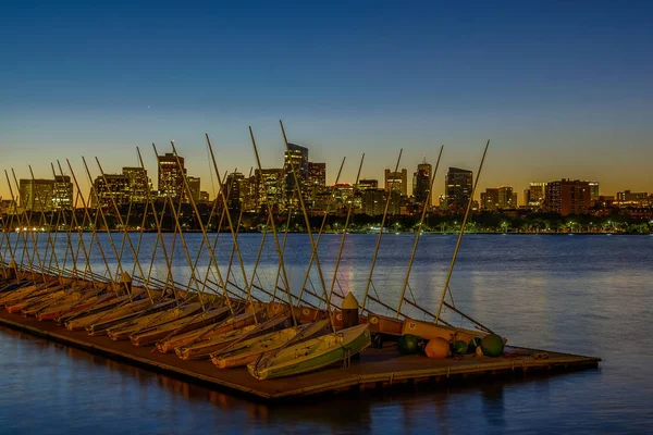 Veleiros alinhados antes do nascer do sol com vista para Boston — Fotografia de Stock