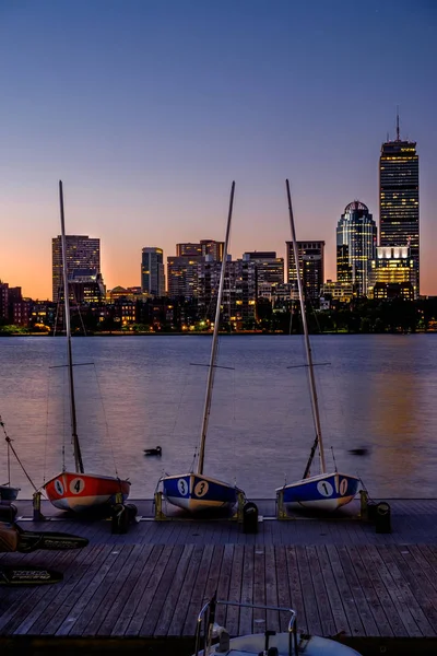 Barche a vela multiple di fronte al Boston Skyline — Foto Stock