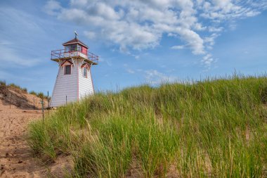 Kumulların arkasındaki deniz feneri.