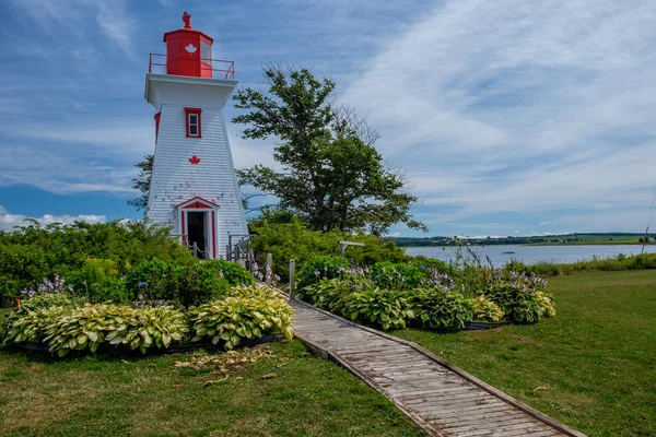 Victoria junto al faro del mar — Foto de Stock