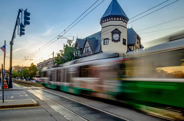 Trolley auto haasten over Boston Street Stockfoto