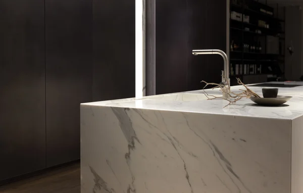 Cozinha de mármore branco — Fotografia de Stock