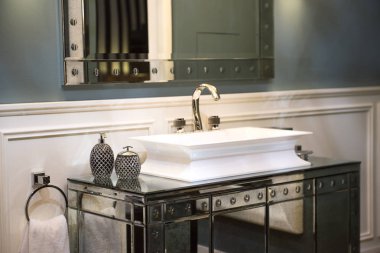 Pahalı banyo lavabo ve yansıtılmış kabine