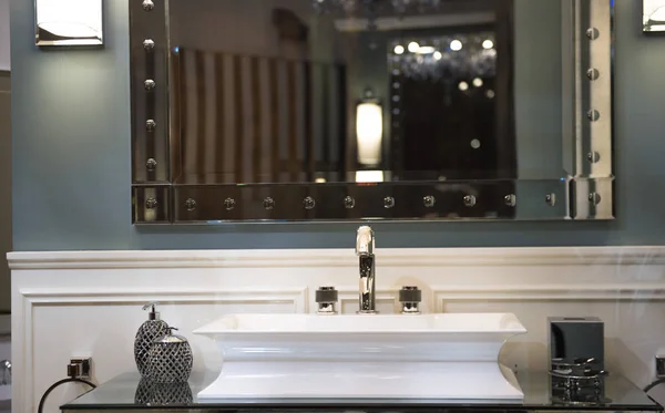 Dissipador de banheiro caro e armário espelhado — Fotografia de Stock