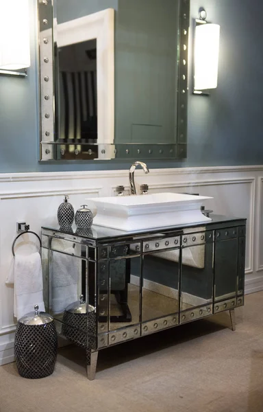 高価なバスルームの洗面台とミラー キャビネット — ストック写真