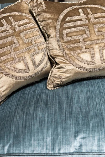 Luxusní zlaté polštáře na drahé modré pohovce — Stock fotografie