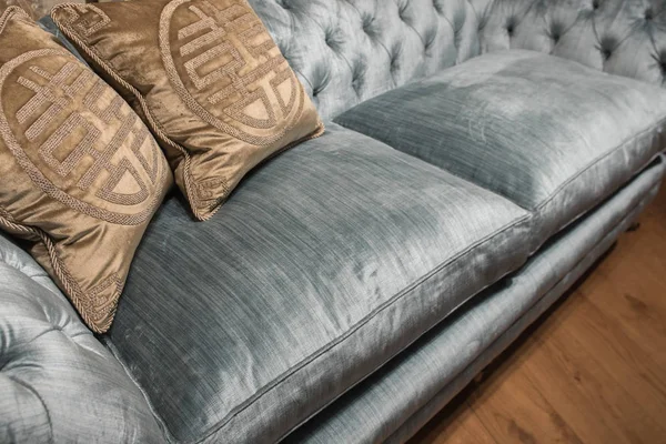 Luxe gouden kussens op dure blauwe Sofa — Stockfoto