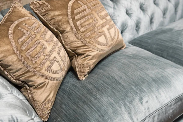 Роскошные золотые подушки на дорогом голубом диване — стоковое фото