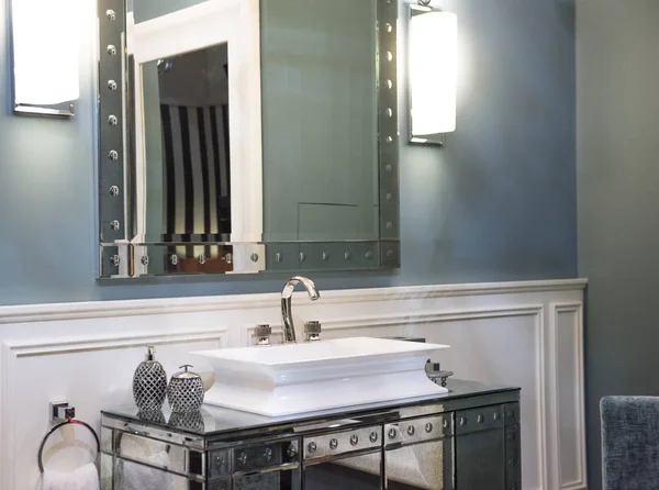 Дорого раковина в ванной комнате и зеркальный шкаф — стоковое фото