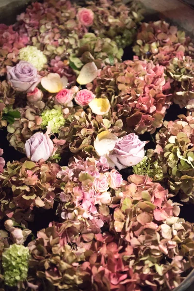 Bir tam kare planda çeşitli yaz çiçek