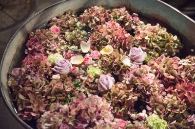 Yaz çiçeklerle dolu metal küvetler