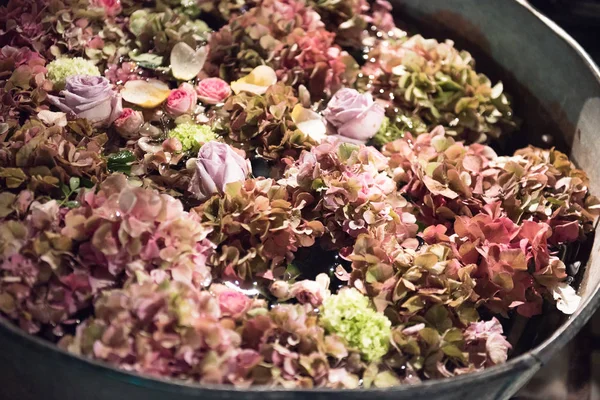 Bañeras de metal llenas de flores de verano —  Fotos de Stock