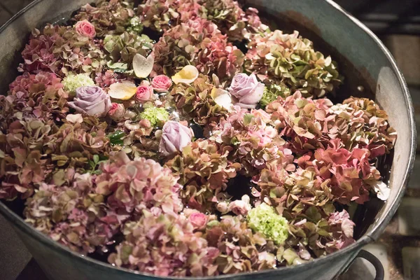 Bañeras de metal llenas de flores de verano —  Fotos de Stock
