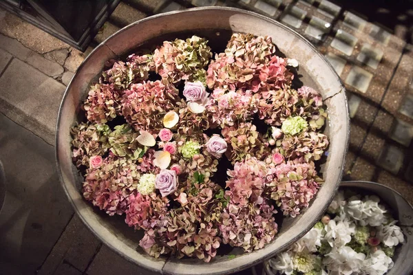 Bañeras de metal llenas de flores de verano —  Fotos de Stock