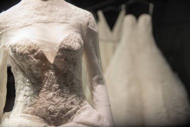 Bir balo elbisesi dekoratif korsaj