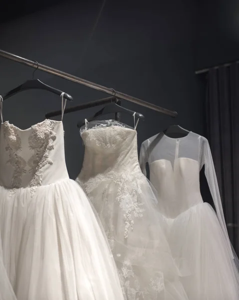 Sélection de robes de mariée blanches faites à la main — Photo