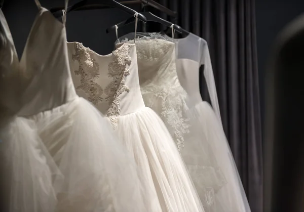 Auswahl an handgemachten weißen Brautkleidern Stockbild