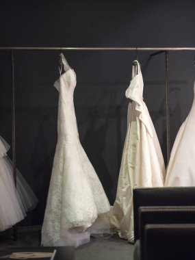 Beyaz gelinlik veya balo elbiseleri seçimi