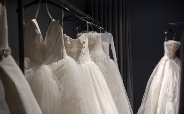 Beyaz gelinlik veya balo elbiseleri seçimi