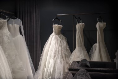 Beyaz gelinlik veya balo elbiseleri seçimi